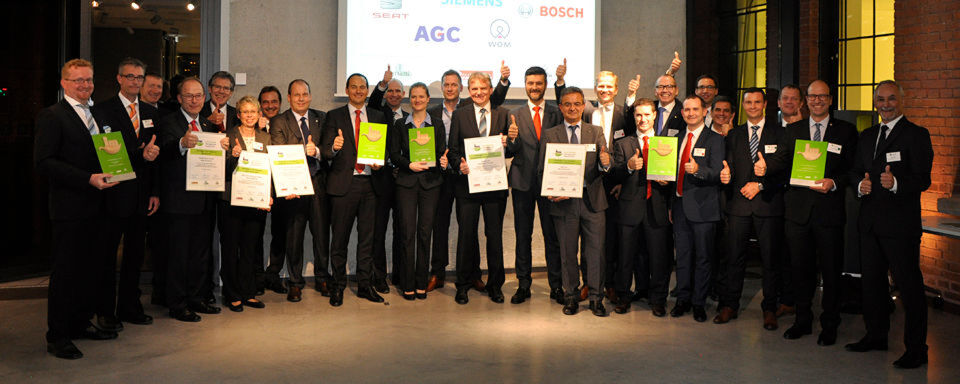Die Gewinner der Lean & Green-Awards 2015. Im Jahr 2016 findet die feierliche Verleihung im Rahmen des „Lean & Green Summits“ im Winter dieses Jahres statt. Die Gewinner der Lean & Green-Awards 2015. Im Jahr 2016 findet die feierliche Verleihung im Rahmen des „Lean & Green Summits“ im Winter dieses Jahres statt.