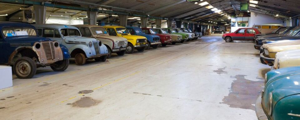 Rund 50 Jahre lang hat ein Däne in seiner Scheune alte Renault-Autos gesammelt. Jetzt wird die Sammlung aufgelöst, damit die neuen Besitzer die Autos wieder flott machen können. Rund 50 Jahre lang hat ein Däne in seiner Scheune alte Renault-Autos gesammelt. Jetzt wird die Sammlung aufgelöst, damit die neuen Besitzer die Autos wieder flott machen können.