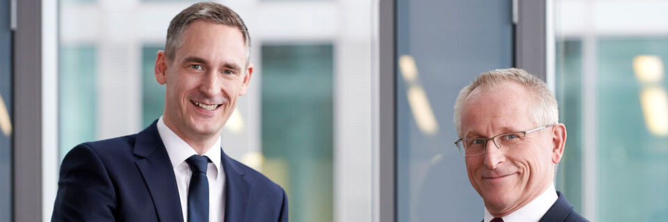Jörg Brünig (re.) übergibt das Channel-Geschäft von Fujitsu in die Hände von Louis Dreher (li.). Jörg Brünig (re.) übergibt das Channel-Geschäft von Fujitsu in die Hände von Louis Dreher (li.).