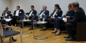 Die Digital-Workplace-Expertenrunde (v.l.): Christoph Witte, Axel Oppermann (Avispador), Marc Hoffer (Avepoint), Matthias Sommermann (Datev), Tolga Erdogan (Dimension Data), Annette Rust (Avanade) und Wolfgang Miedl. Die Digital-Workplace-Expertenrunde (v.l.): Christoph Witte, Axel Oppermann (Avispador), Marc Hoffer (Avepoint), Matthias Sommermann (Datev), Tolga Erdogan (Dimension Data), Annette Rust (Avanade) und Wolfgang Miedl.