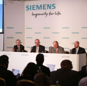 Am Dienstag, den 1. März, fand die traditionelle Pressekonferenz im Vorfeld der Hannover Messe statt. Das Foto zeigt von links nach rechts: Ralf Christian, CEO der Division Energy Management, Dr. Jürgen Brandes, CEO der Division Process Industries and Drives Division, Anton S. Huber, CEO der Division Digital Factory, und Moderator Peter Jefimiec. Am Dienstag, den 1. März, fand die traditionelle Pressekonferenz im Vorfeld der Hannover Messe statt. Das Foto zeigt von links nach rechts: Ralf Christian, CEO der Division Energy Management, Dr. Jürgen Brandes, CEO der Division Process Industries and Drives Division, Anton S. Huber, CEO der Division Digital Factory, und Moderator Peter Jefimiec.