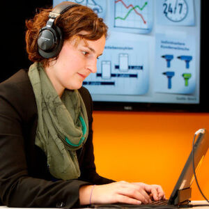 Neue Positionen: Vorrangig steigt bei Bosch der Bedarf an Software-Entwicklern für IT-Systeme (z.B. Web-Applikationen) oder für Embedded Systems (z.B. Sensorsysteme). Für gute Arbeitsbedingungen baut Bosch seine weltweit 240.000 Bildschirmarbeitsplätze mit moderner Bürosoftware aus. Ziel ist es, mobiles Arbeiten auch mit aus dem privaten Umfeld vertrauten Social-Media-Anwendungen weiter zu erleichtern. Neue Positionen: Vorrangig steigt bei Bosch der Bedarf an Software-Entwicklern für IT-Systeme (z.B. Web-Applikationen) oder für Embedded Systems (z.B. Sensorsysteme). Für gute Arbeitsbedingungen baut Bosch seine weltweit 240.000 Bildschirmarbeitsplätze mit moderner Bürosoftware aus. Ziel ist es, mobiles Arbeiten auch mit aus dem privaten Umfeld vertrauten Social-Media-Anwendungen weiter zu erleichtern.