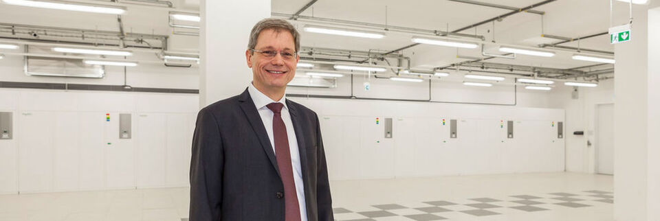 Peter Knapp, Geschäftsführer von Interxion Deutschland, eröffnet das zehnte und bislang größte Rechenzentrum von Interxion in Deutschland. Peter Knapp, Geschäftsführer von Interxion Deutschland, eröffnet das zehnte und bislang größte Rechenzentrum von Interxion in Deutschland.