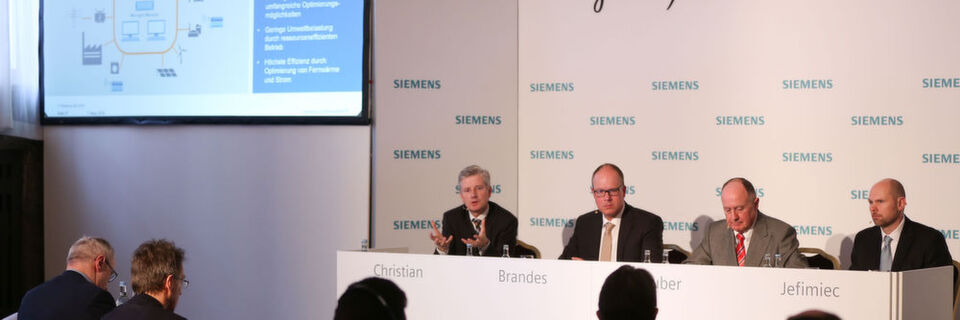 Am Dienstag, den 1. März, fand die Pressekonferenz im Vorfeld der Hannover Messe statt. Das Foto zeigt von links nach rechts: Ralf Christian, CEO der Division Energy Management, Dr. Jürgen Brandes, CEO der Division Process Industries and Drives Division, Anton S. Huber, CEO der Division Digital Factory, und Moderator Peter Jefimiec. Am Dienstag, den 1. März, fand die Pressekonferenz im Vorfeld der Hannover Messe statt. Das Foto zeigt von links nach rechts: Ralf Christian, CEO der Division Energy Management, Dr. Jürgen Brandes, CEO der Division Process Industries and Drives Division, Anton S. Huber, CEO der Division Digital Factory, und Moderator Peter Jefimiec.