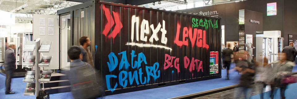 Auf der CeBIT 2016 zeigt Rittal modulare und vordefinierte Container, mit denen Unternehmen sehr schnell ein Rechenzentrum realisieren können. Auf der CeBIT 2016 zeigt Rittal modulare und vordefinierte Container, mit denen Unternehmen sehr schnell ein Rechenzentrum realisieren können.