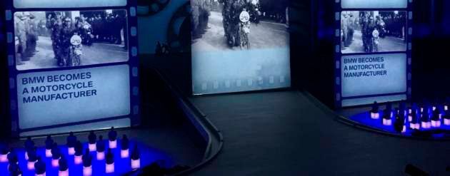 Auch das Motorrad spielte beim BMW-Jubiläumsspektakel in der Münchner Olympiahalle eine wichtige Rolle. Auch das Motorrad spielte beim BMW-Jubiläumsspektakel in der Münchner Olympiahalle eine wichtige Rolle.
