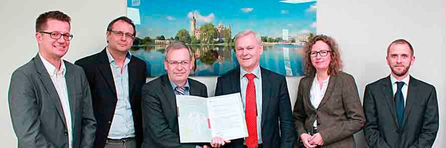 Trafen sich in Schwerin zur Zertifikatsübergabe: Stephan Dürr (Teamleiter BEATA) und Gerhard Kreienbring (Abteilungsleiter 1) aus dem Landesbesoldungsamt M-V, Bernd Kowalski (Abteilungsleiter im BSI), DVZ-Geschäftsführer Hubert Ludwig, Dr. Astrid Schumacher (BSI, Projektleiterin für die Erstellung der Technischen Richtlinie) und Christian Staack (DVZ M-V GmbH, Technischer Projektleiter) Trafen sich in Schwerin zur Zertifikatsübergabe: Stephan Dürr (Teamleiter BEATA) und Gerhard Kreienbring (Abteilungsleiter 1) aus dem Landesbesoldungsamt M-V, Bernd Kowalski (Abteilungsleiter im BSI), DVZ-Geschäftsführer Hubert Ludwig, Dr. Astrid Schumacher (BSI, Projektleiterin für die Erstellung der Technischen Richtlinie) und Christian Staack (DVZ M-V GmbH, Technischer Projektleiter)