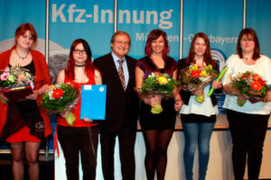 Klasse Leistung der Kfz-Mechatronikerinnen: (v. li.) Magdalena Zimmert (Karl Radlmaier), Stefanie Schön (AH Hoppe), Obermeister Hans Medele, Franziska Hanl (Der Autoservice), Simone Altenhuber (Kfz-Betrieb Bernhard Waiblinger) und Claudia Schneiter-Göttler (Auto Bendig). Klasse Leistung der Kfz-Mechatronikerinnen: (v. li.) Magdalena Zimmert (Karl Radlmaier), Stefanie Schön (AH Hoppe), Obermeister Hans Medele, Franziska Hanl (Der Autoservice), Simone Altenhuber (Kfz-Betrieb Bernhard Waiblinger) und Claudia Schneiter-Göttler (Auto Bendig).
