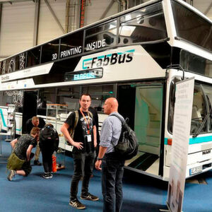 Das „rollende Labor“ ist ein umgebauter Doppeldeckerbus und mit modernster Technik ausgestattet: Der vordere Bereich der unteren Etage dient als Showroom, hier werden Bauteile aller 3D-Druck-Verfahren ausgestellt sowie die Verfahren erklärt. Das „rollende Labor“ ist ein umgebauter Doppeldeckerbus und mit modernster Technik ausgestattet: Der vordere Bereich der unteren Etage dient als Showroom, hier werden Bauteile aller 3D-Druck-Verfahren ausgestellt sowie die Verfahren erklärt.