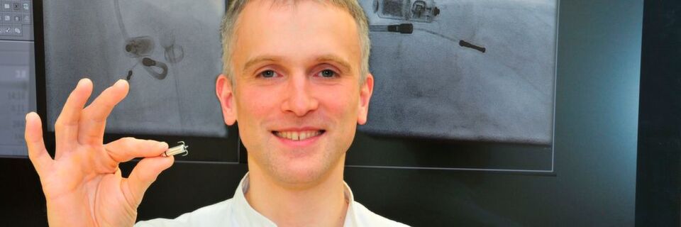 Der in Greifswald verantwortliche Oberarzt Dr. Mathias Busch mit dem kleinsten Herzschrittmacher der Welt. Der in Greifswald verantwortliche Oberarzt Dr. Mathias Busch mit dem kleinsten Herzschrittmacher der Welt.
