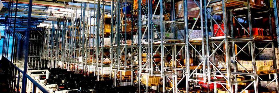 Viani bevorratet seine Feinkost am Logistikstandort Göttingen in einem 15-gassigen Hochregallager (HRL) mit 7200 Palettenstellplätzen und einem siebengassigen automatischen Kleinteilelager (AKL) mit 40.000 Behälterstellplätzen. Viani bevorratet seine Feinkost am Logistikstandort Göttingen in einem 15-gassigen Hochregallager (HRL) mit 7200 Palettenstellplätzen und einem siebengassigen automatischen Kleinteilelager (AKL) mit 40.000 Behälterstellplätzen.