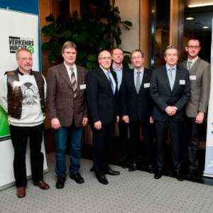 (v.l.n.r.): Rolf „Hilton“ Frieling (Biker Union), Wolfgang Stern (Verkehrspädagoge), Prof. Kurt Bodewig (Präsident DVW), Siegfried Brockmann (Leiter Unfallforschung der Versicherer), Dr. Walter Eichendorf (Präsident DVR), Reiner Brendicke (Hauptgeschäftsführer IVM) und Benjamin Schulz (Unfallkommission Erzgebirge). (v.l.n.r.): Rolf „Hilton“ Frieling (Biker Union), Wolfgang Stern (Verkehrspädagoge), Prof. Kurt Bodewig (Präsident DVW), Siegfried Brockmann (Leiter Unfallforschung der Versicherer), Dr. Walter Eichendorf (Präsident DVR), Reiner Brendicke (Hauptgeschäftsführer IVM) und Benjamin Schulz (Unfallkommission Erzgebirge).