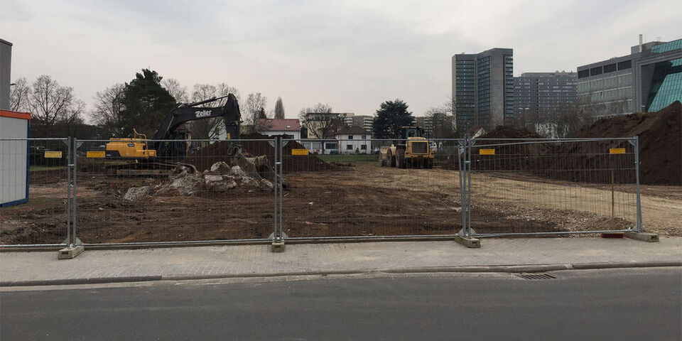 Noch ein unspektakulärer Ansblick. Doch die ersten Baumaßnahmen für das Maincube-Rechenzentrum haben begonnen. Noch ein unspektakulärer Ansblick. Doch die ersten Baumaßnahmen für das Maincube-Rechenzentrum haben begonnen.