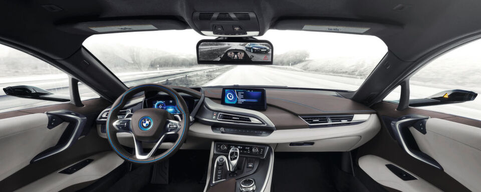 Der elektronische Rückspiegel im BMW i8 ist etwas größer als ein konventioneller Innenspiegel. Der elektronische Rückspiegel im BMW i8 ist etwas größer als ein konventioneller Innenspiegel.
