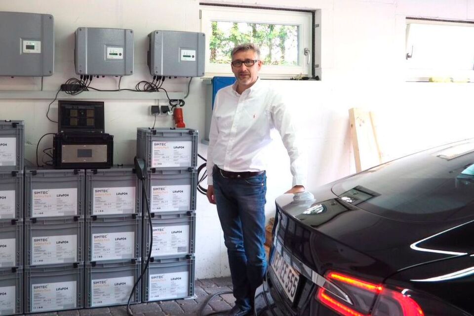 Ludger Sieve fährt seinen Tesla Model S nun seit eineinhalb Jahren. Seit einem Jahr dient das skalierbare Batteriesystem von Peus als Ladestation. 13 in Reihe geschaltete Boxen liefern 32,5 kW/h an Strom. Ludger Sieve fährt seinen Tesla Model S nun seit eineinhalb Jahren. Seit einem Jahr dient das skalierbare Batteriesystem von Peus als Ladestation. 13 in Reihe geschaltete Boxen liefern 32,5 kW/h an Strom.