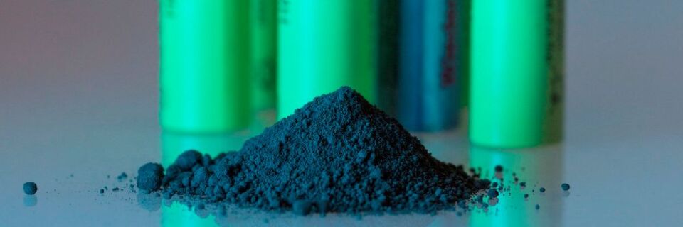 Das Bild zeigt Elektrodenpulver. Dieses wird hauchdünn auf eine Kupfer- oder Aluminiumfolie aufgetragen. Anschließend werden diese Folien, die Elektroden, getrocknet und in Form sowie Größe der künftigen Zelle zugeschnitten. Das Bild zeigt Elektrodenpulver. Dieses wird hauchdünn auf eine Kupfer- oder Aluminiumfolie aufgetragen. Anschließend werden diese Folien, die Elektroden, getrocknet und in Form sowie Größe der künftigen Zelle zugeschnitten.