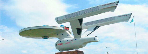 Das Raumschiff Enterprise (hier ein Modell im kanadischen Ort Vulcan/Alberta) ist der gar nicht so heimliche Star der ersten TV-Serie aus dem ?Star Trek?-Universum. In seinem Buch zeigt Professor Metin Tolan, dass sich die Star-Trek-Autoren erstaunlich ernsthaft mit der Physik auseinandergesetzt haben. Das Raumschiff Enterprise (hier ein Modell im kanadischen Ort Vulcan/Alberta) ist der gar nicht so heimliche Star der ersten TV-Serie aus dem ?Star Trek?-Universum. In seinem Buch zeigt Professor Metin Tolan, dass sich die Star-Trek-Autoren erstaunlich ernsthaft mit der Physik auseinandergesetzt haben.
