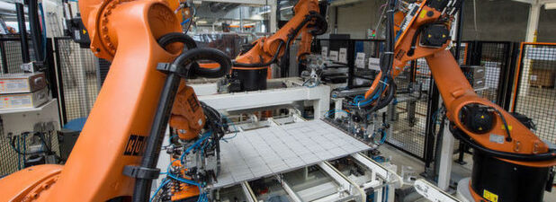 Photovoltaikmodule werden in der Produktion der Solarwatt GmbH Dresden mit Hilfe von Robotern gefertigt. Photovoltaikmodule werden in der Produktion der Solarwatt GmbH Dresden mit Hilfe von Robotern gefertigt.