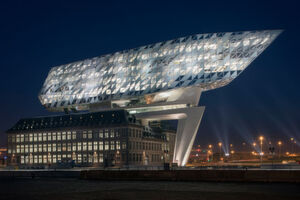 Herausforderung Architektur: Für das Verwaltungsgebäude der Hafenbehörde in Antwerpen mussten sich die Lichtplaner einige Gedanken machen. Herausforderung Architektur: Für das Verwaltungsgebäude der Hafenbehörde in Antwerpen mussten sich die Lichtplaner einige Gedanken machen.