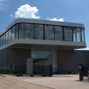 Im neuen Kundencenter von erfi steht der Laborarbeitsplatz im Mittelpunkt