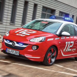 Opel-Händler: Feuerwehrmänner wider Willen