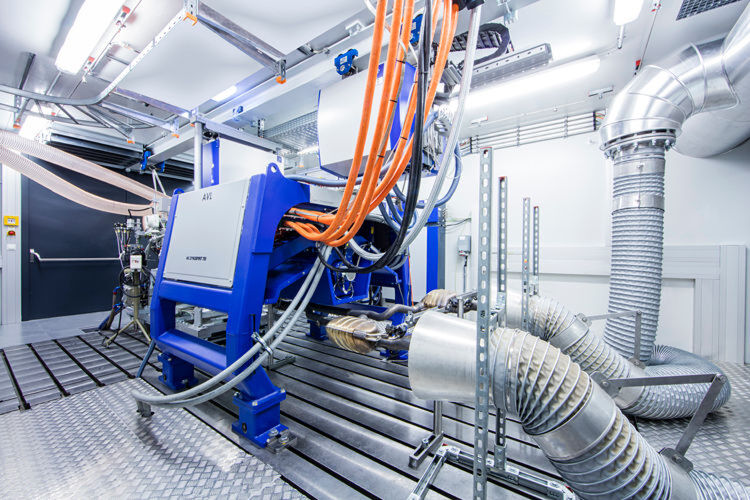 Die Motorenprüfstände hat AVL in Graz in Containern vormontiert und ...